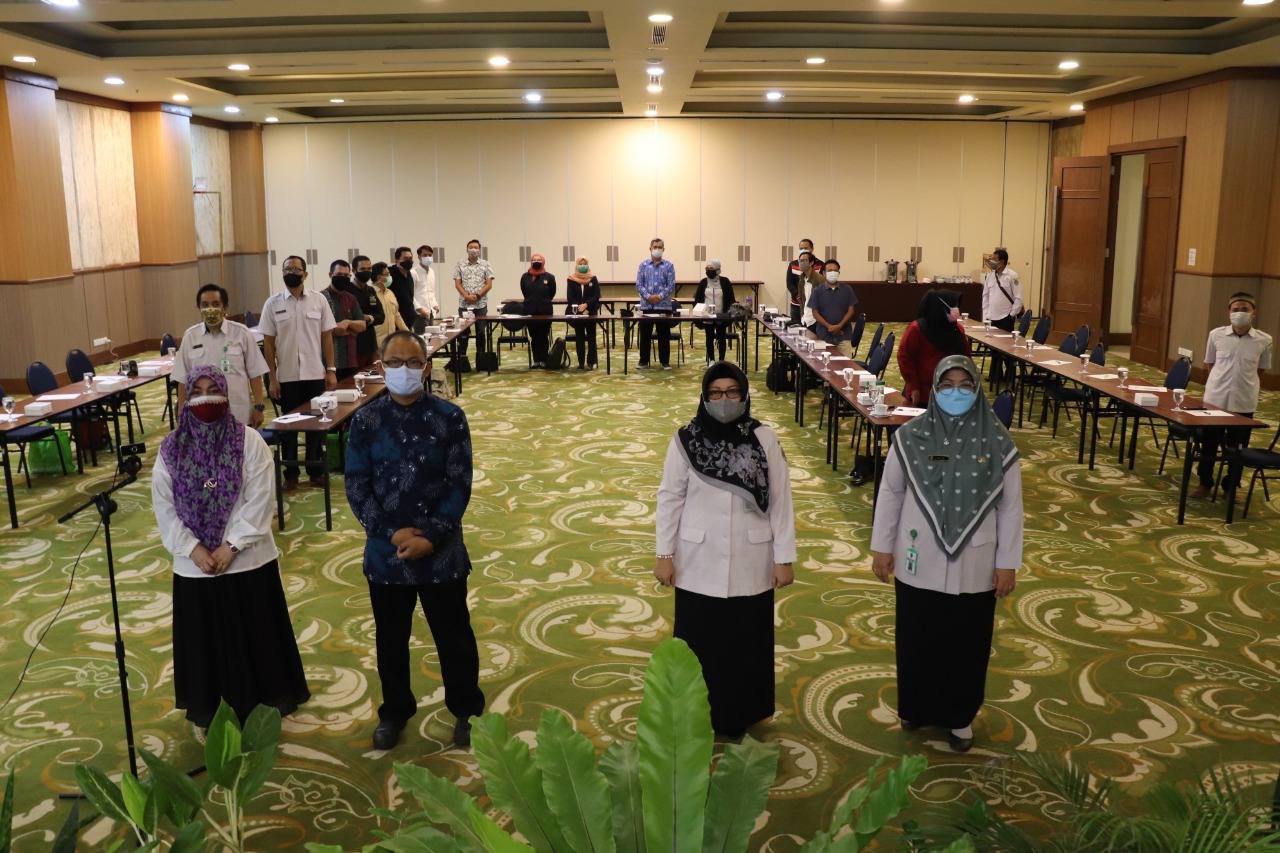 Kepala Dinas Kependudukan Pemberdayaan Perempuan dan Perlindungan Anak (DKP3A) Provinsi Kalimantan Timur Noryani Sorayalita bersama media massa se-Kaltim.