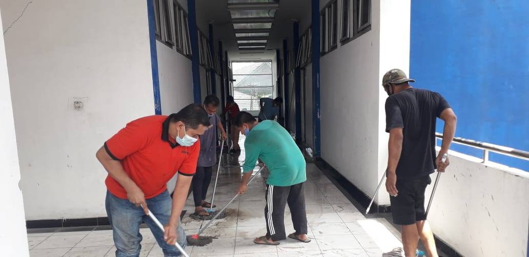 Narapidana Bantu Bersihkan SMP Negeri 2 Samarinda