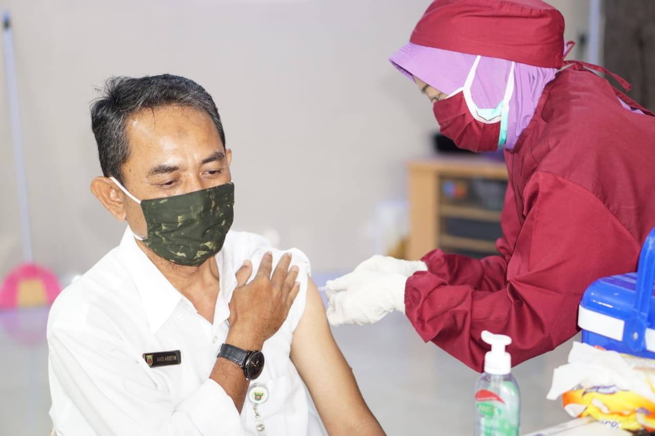 90 Pegawai Disdik Samarinda Terima Suntikan Vaksinasi Covid-19 Dosis Kedua 