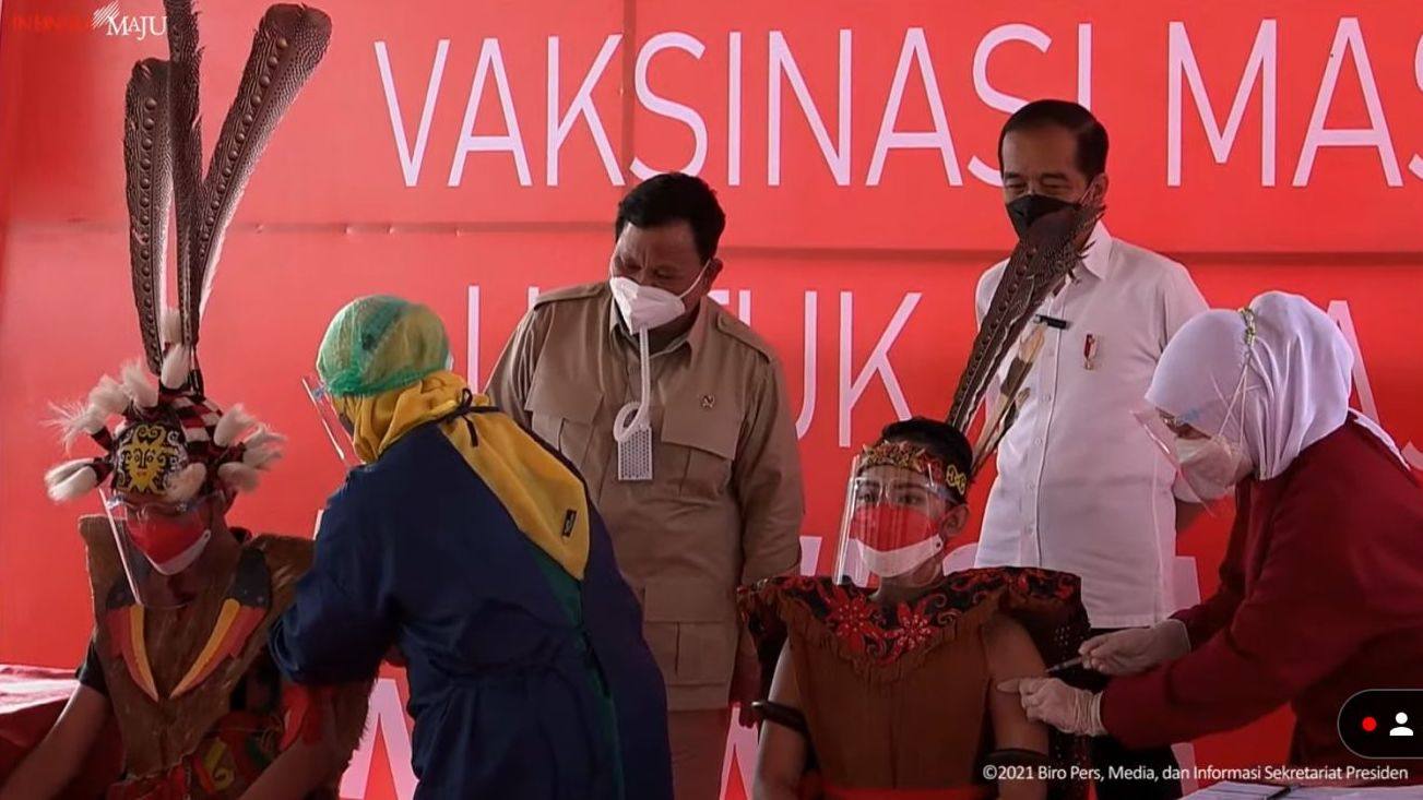 Presiden Jokowi Tinjau Langsung Vaksinasi Pelajar di SMP Negeri 22 Samarinda