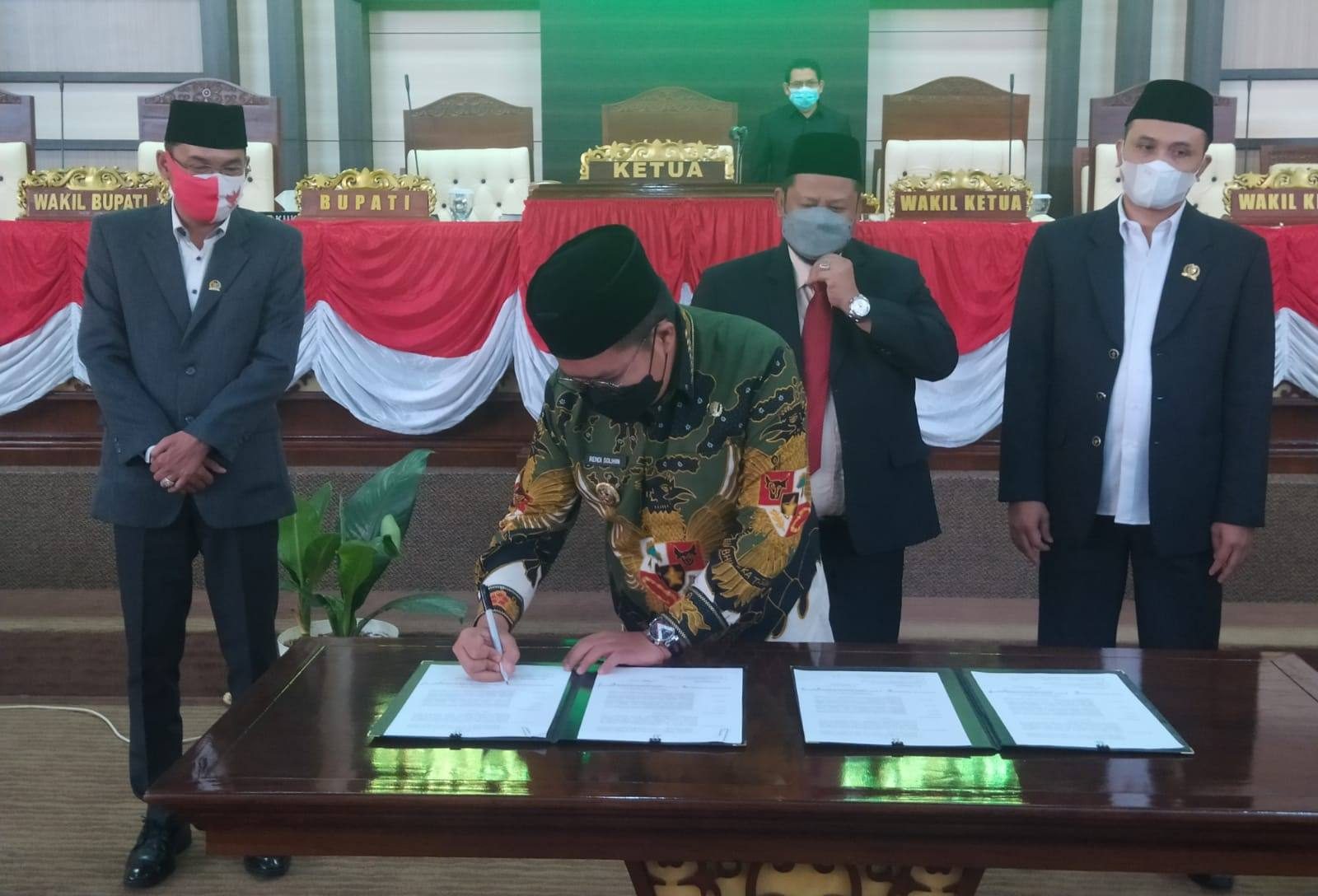 Wakil Bupati Kukar, Rendi Solihin saat menandatangani persetujuan RPJMD 2021-2026. (Supri/Kaltimtoday.co).