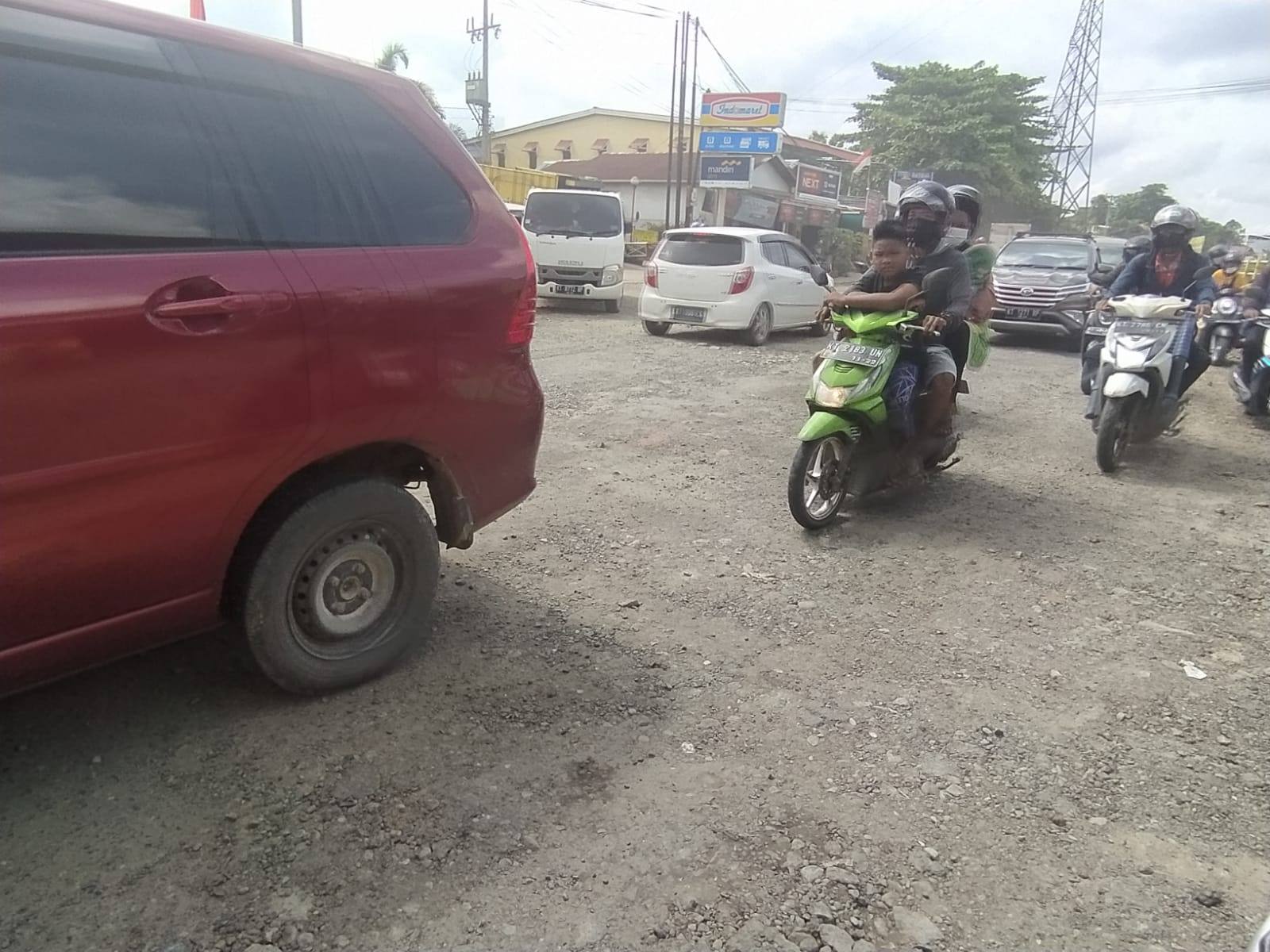 Pemkab Kukar Beton Jalan Rusak di Depan SPBU Tenggarong Sebrang