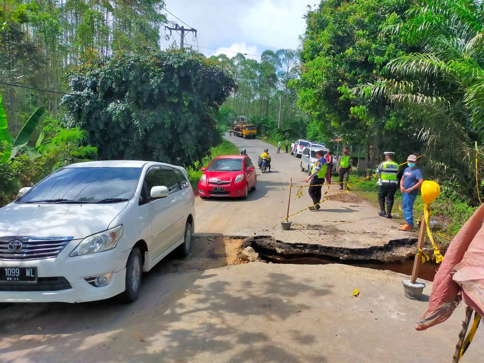 Jalan Poros Tenggarong-Kota Bangun Amblas hingga 2 Meter, Bisa Dilewati Bergantian