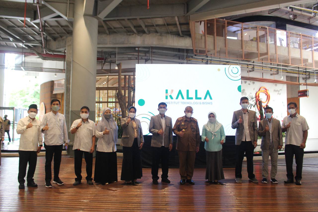 Foto bersama dalam penyambutan mahasiswa baru di ITB Kalla, Makassar.