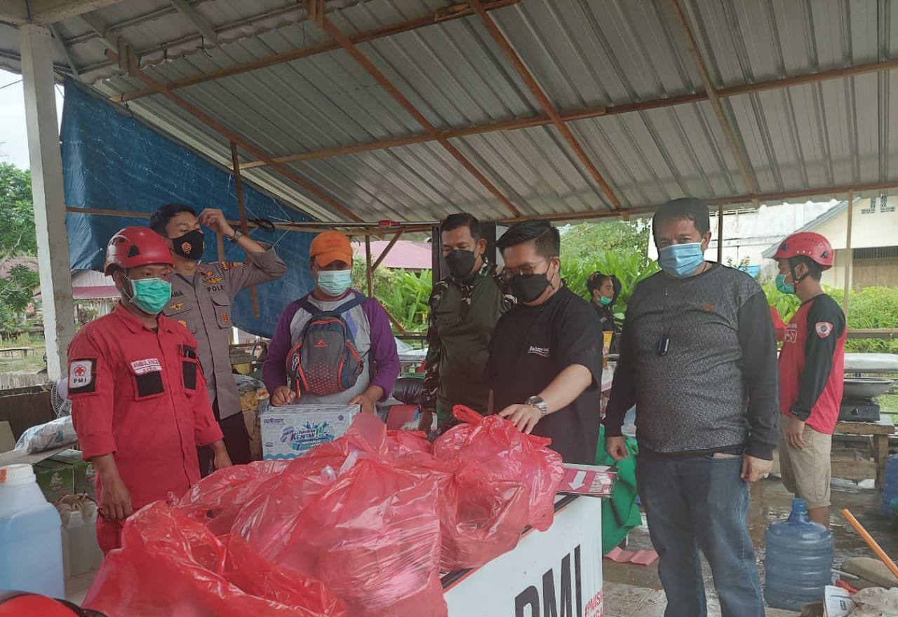 Wakil Bupati Kukar asal Samboja, Rendi Solihin saat meninjau di Posko PMI di lokasi banjir. (Istimewa).