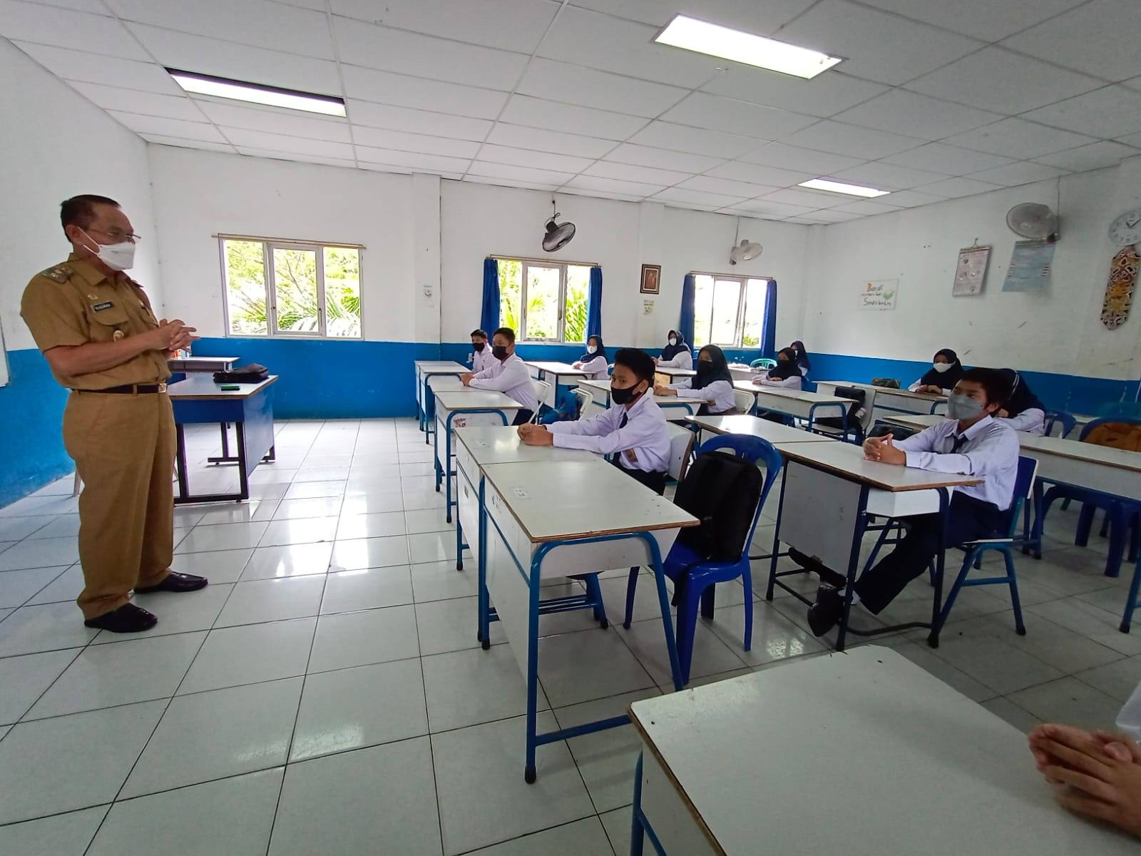 Tinjau PTM Perdana di SMPN 1 Samarinda, Rusmadi Ingatkan Harus Tetap Hati-hati