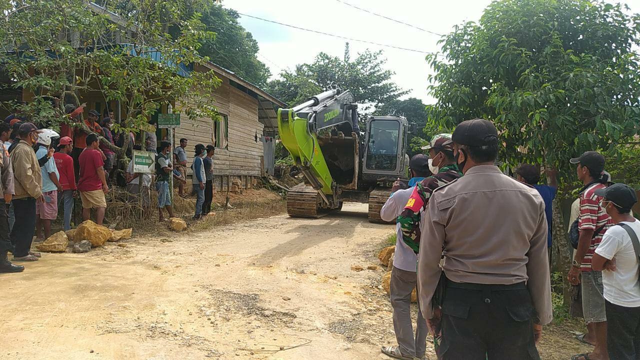Excavator milik penambang ilegal di Kukar ramai-ramai ditahan warga Desa Sumber Sari, Loa Kulu, Kukar.