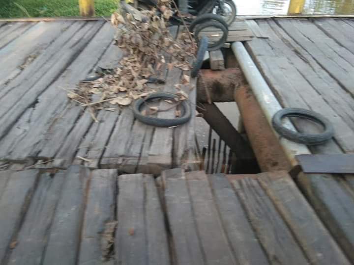Foto yang beredar di media sosial dengan memperlihatkan kondisi jembatan sambera terdapat lubang, di Kecamatan Muara Badak. (Istimewa)