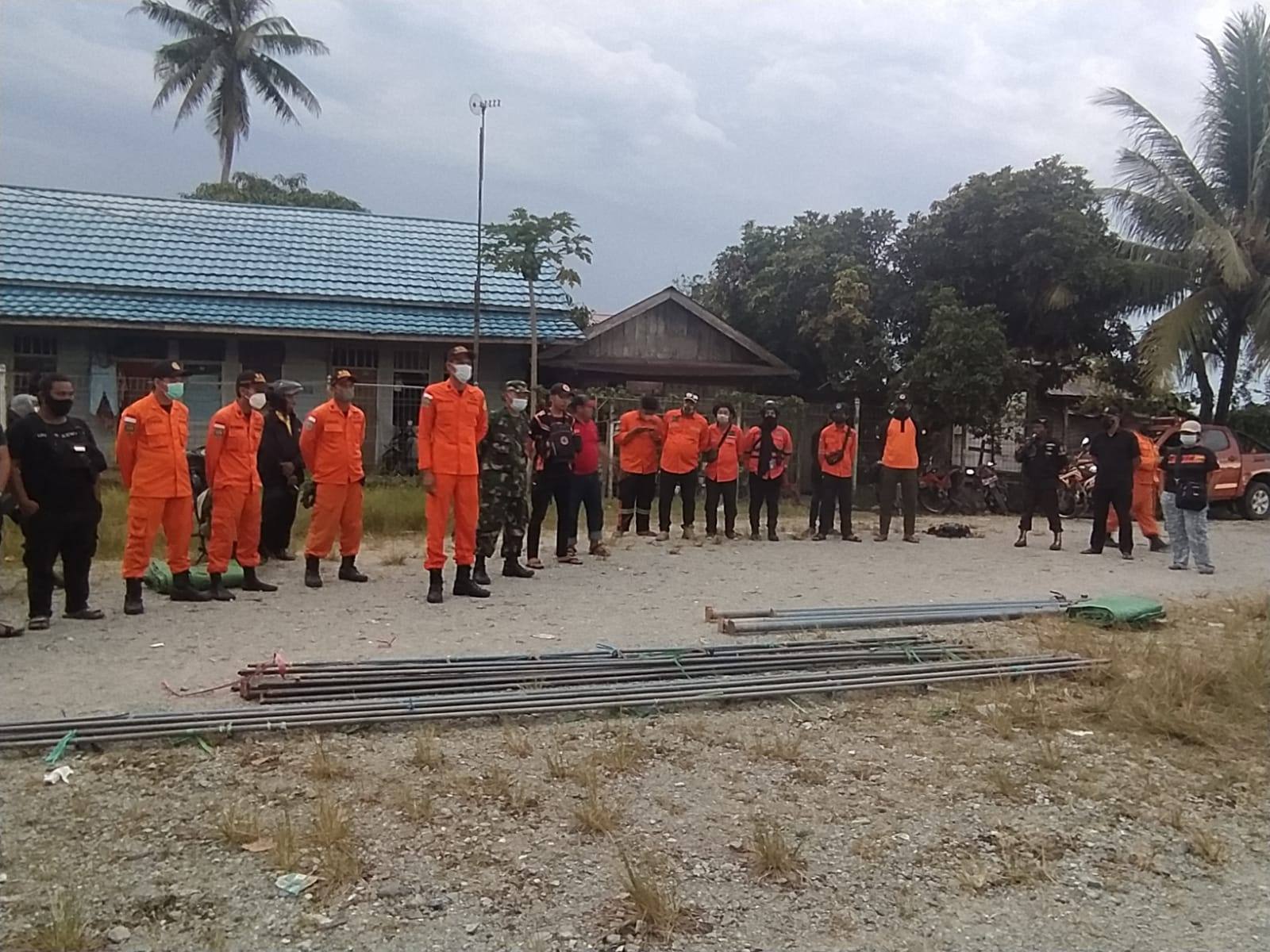 Koordinator Unit Siaga SAR Samarinda, Adi Dwi Wibowo (tengah) saat berhentikan proses pencarian sementara. (Supri/Kaltimtoday.co).