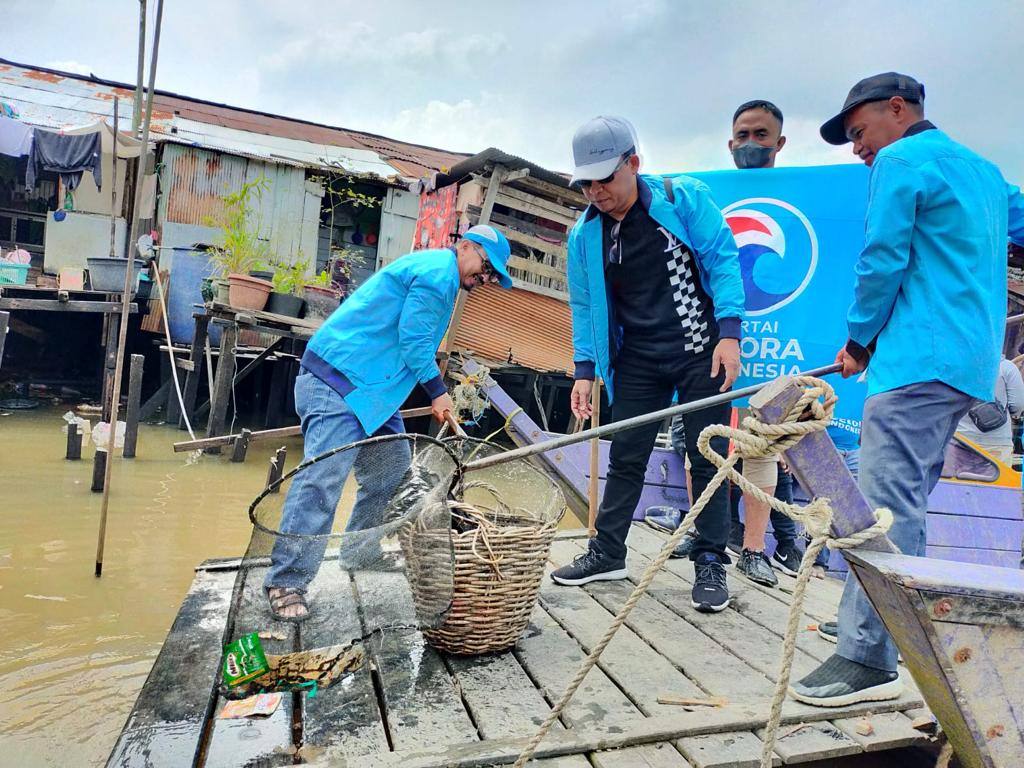 Rayakan Hut Ke-2, Partai Gelora Samarinda Bersih-bersih Sungai