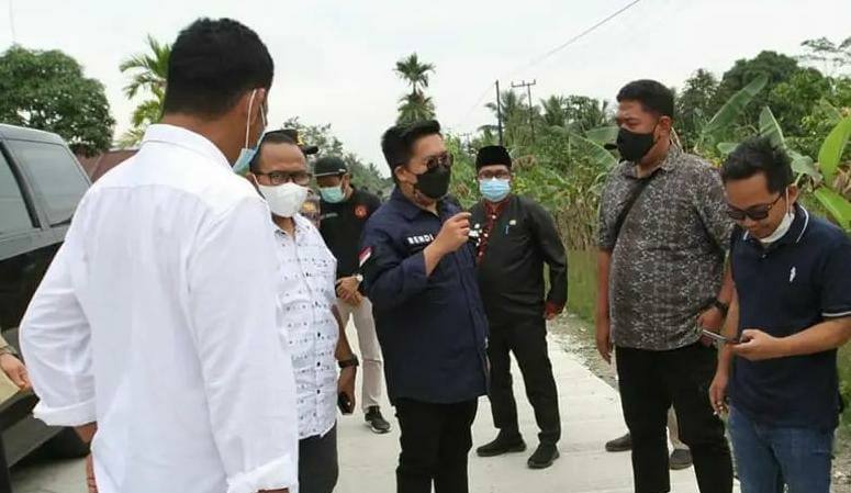 Tinjau Proses Semenisasi Jalan di Anggana, Rendi Solihin Ingatkan Kontraktor