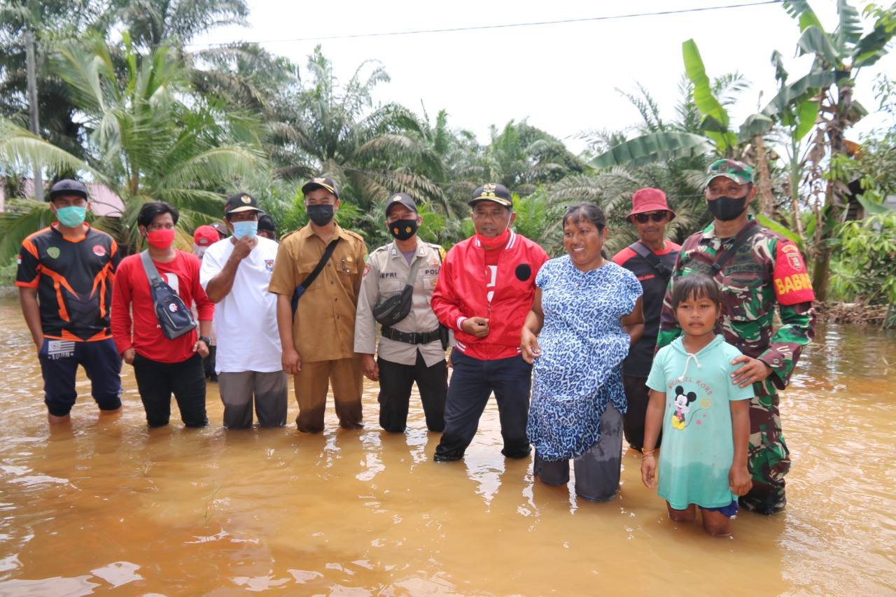 Wakil Bupati PPU Hamdan Berikan Bantuan Masyarakat Terdampak Banjir di Sumber Sari