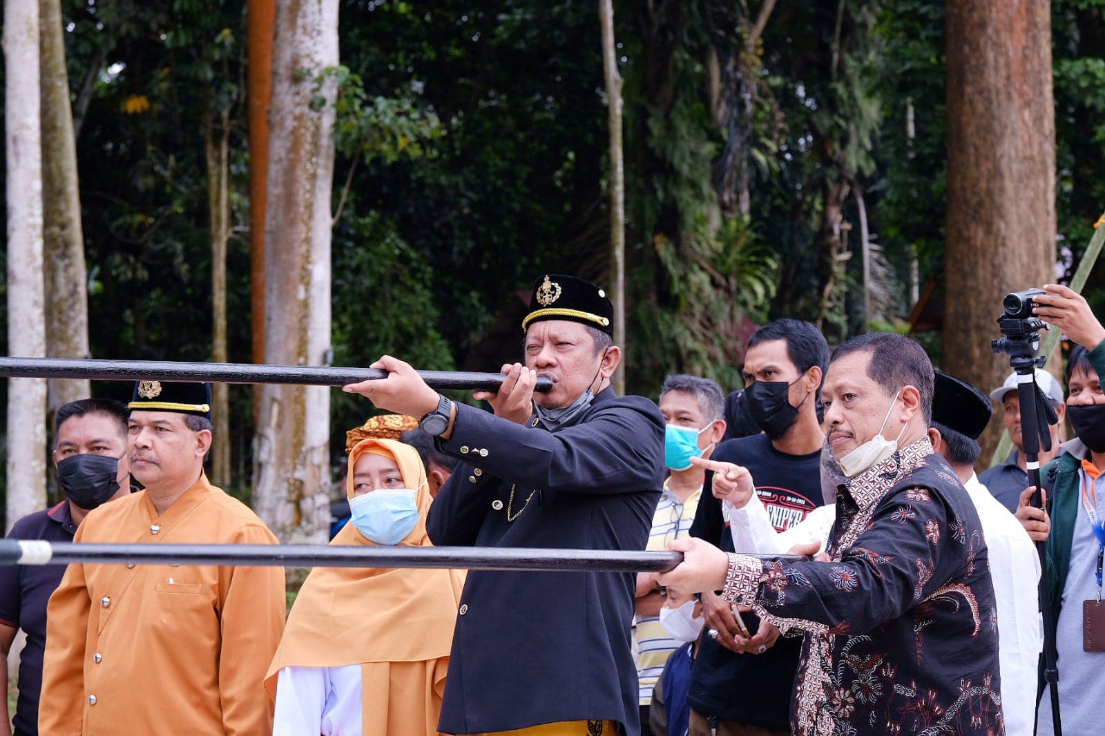 Wali Kota Bontang memainkan sumpit saat menghadiri acara Adat Kutai Erau di Kampong Guntung Kota Bontang.