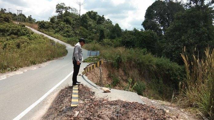Jalan Putus Poros Sangatta - Rantau Pulung, Jumat (26/11/2021). (Istimewa).