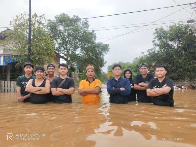 Tinggian banjir di Kecamatan Kongbeng membuat aktivitas warga nyaris lumpuh. Beberapa sudah dievakuasi ke tempat aman. (Istimewa)