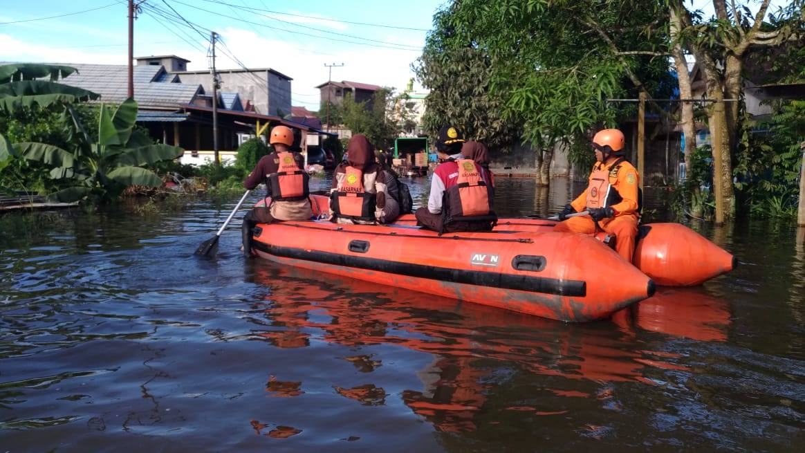 Tim Basarnas diterjunkan untuk membantu proses evakuasi warga yang terdampak banjir di sejumlah desa di Kecamatan Bangalon, Kutim. (Foto: Basarnas Balikpapan)