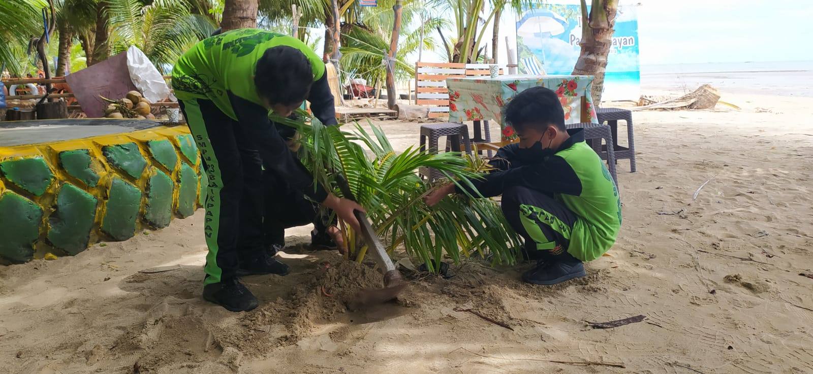 Selain menggelar aksi bersih-bersih pantai, para siswa SMPN 23 Balikpapan juga menggelar aksi menanam pohon dan kampanye ramah lingkungan kepada masyarakat.