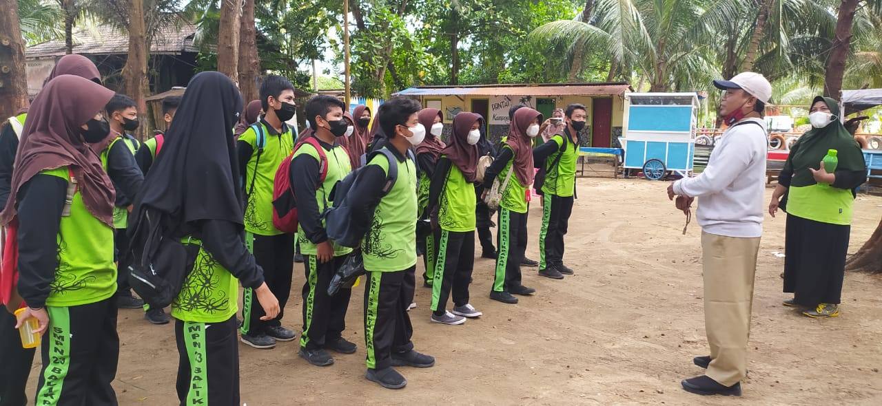 Sebanyak 30 peserta didik SMPN 23 Balikpapan menggelar aksi gotong royong membersihkan Pantai Cemara.