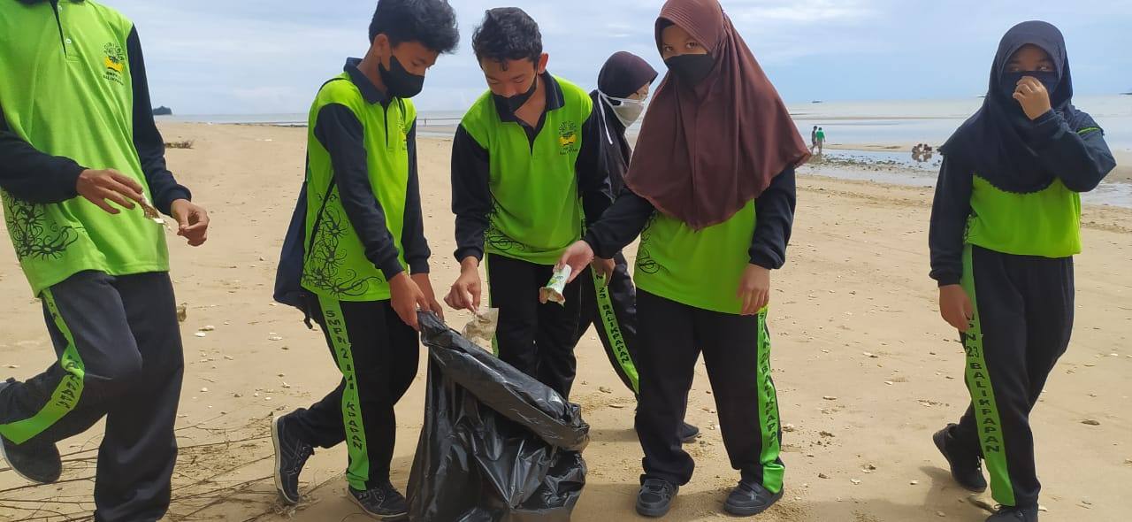 Jelang Libur Akhir Semester, SMPN 23 Balikpapan Gelar Aksi Bersih-Bersih Pantai 