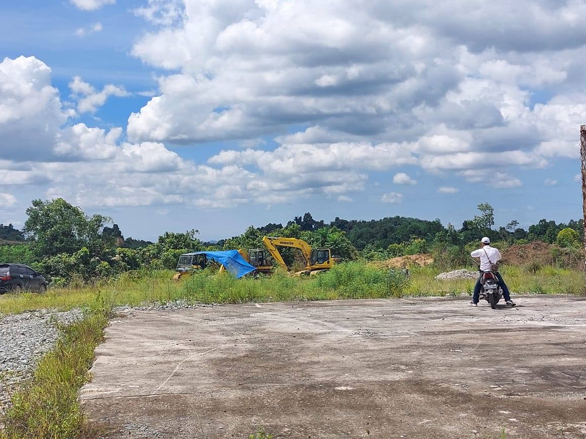 Alat berat yang telah masuk di wilayah RT 24 Kelurahan Sangasanga Dalam, Kecamatan Sangasanga. (Supri/ Kaltimtoday.co).