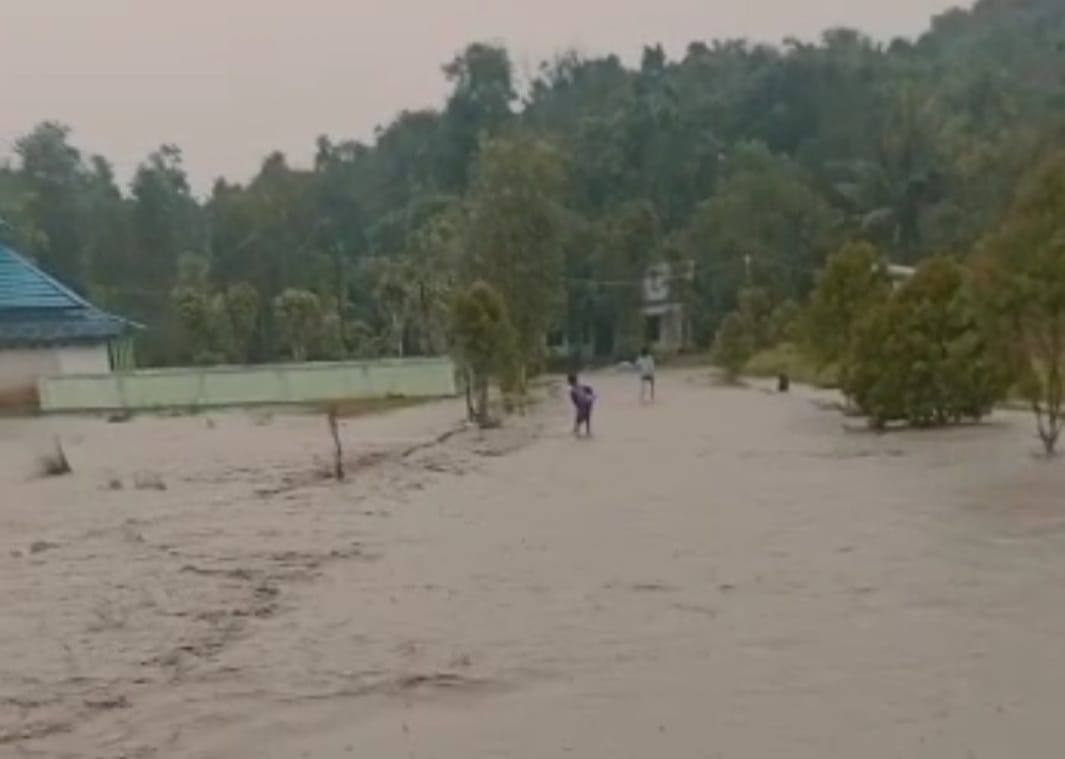 Banjir melanda di RT 24 dan RT 01 Kelurahan Sangasanga Dalam seusai diguyur hujan pada yang disertai lumpur pada Kamis (27/1/2022).