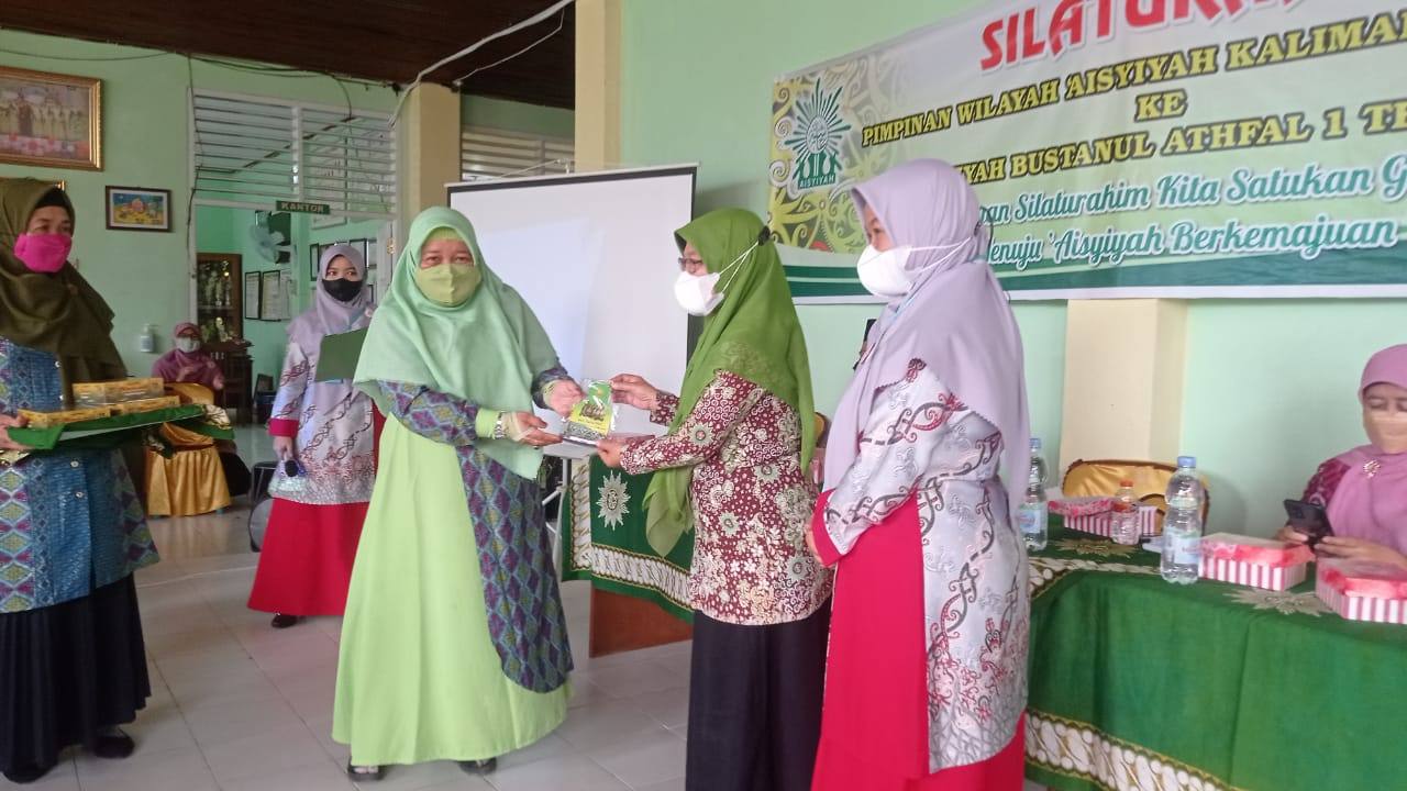 Ketua PDA Kukar, Siti Afshohah saat memberikan cinderamata pada Ketua PWA Kalsel Yulia Qamariyanti (baju hijau).