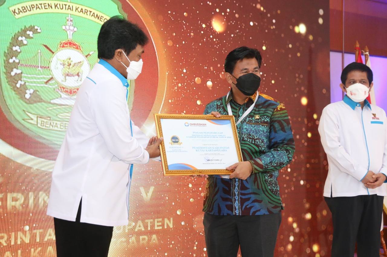 Sekda Kukar Sunggono menerima penghargaan pelayanan publik terbaik nomor 5 untuk pemerintah kabupaten dari Ombudsman di Jakarta.