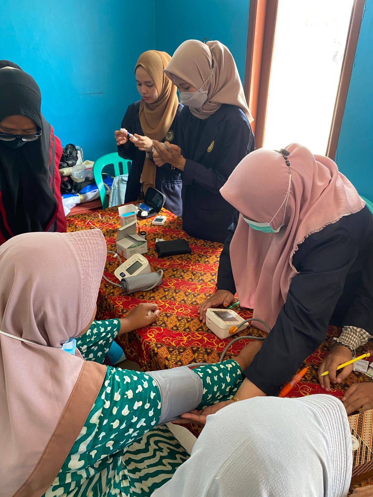 Bentuk pengabdian masyarakat Fakultas Farmasi Universitas Muhammadiyah Kalimantan Timur di Dusun Gunung Pagat Loa Janan, Minggu (1/1/2022).