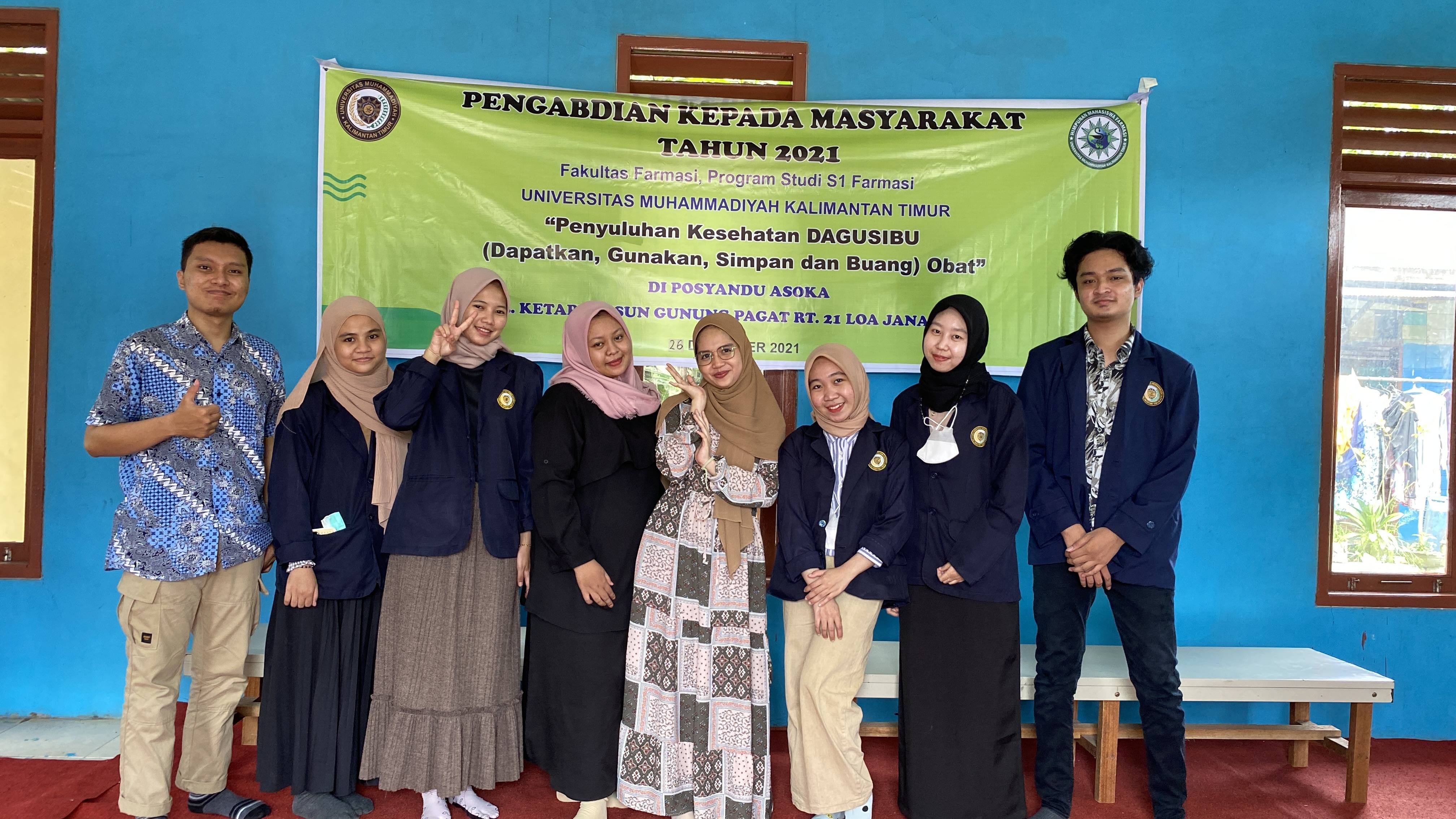 Pengabdian masyarakat Fakultas Farmasi Universitas Muhammadiyah Kalimantan Timur diharapkan menumbuhkan kesadaran warga terhadap kesehatan selama masa pandemi Covid-19.