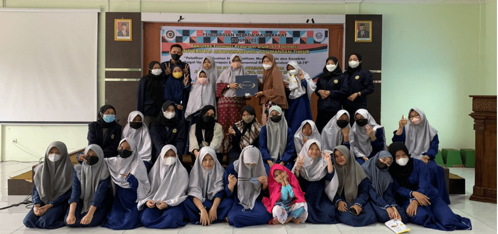 Mahasiswa Farmasi UMKT Ajari Anak Panti Asuhan Aisyiyah Al Walidaturrahman Buat Hand Sanitizer dari Daun Sirih