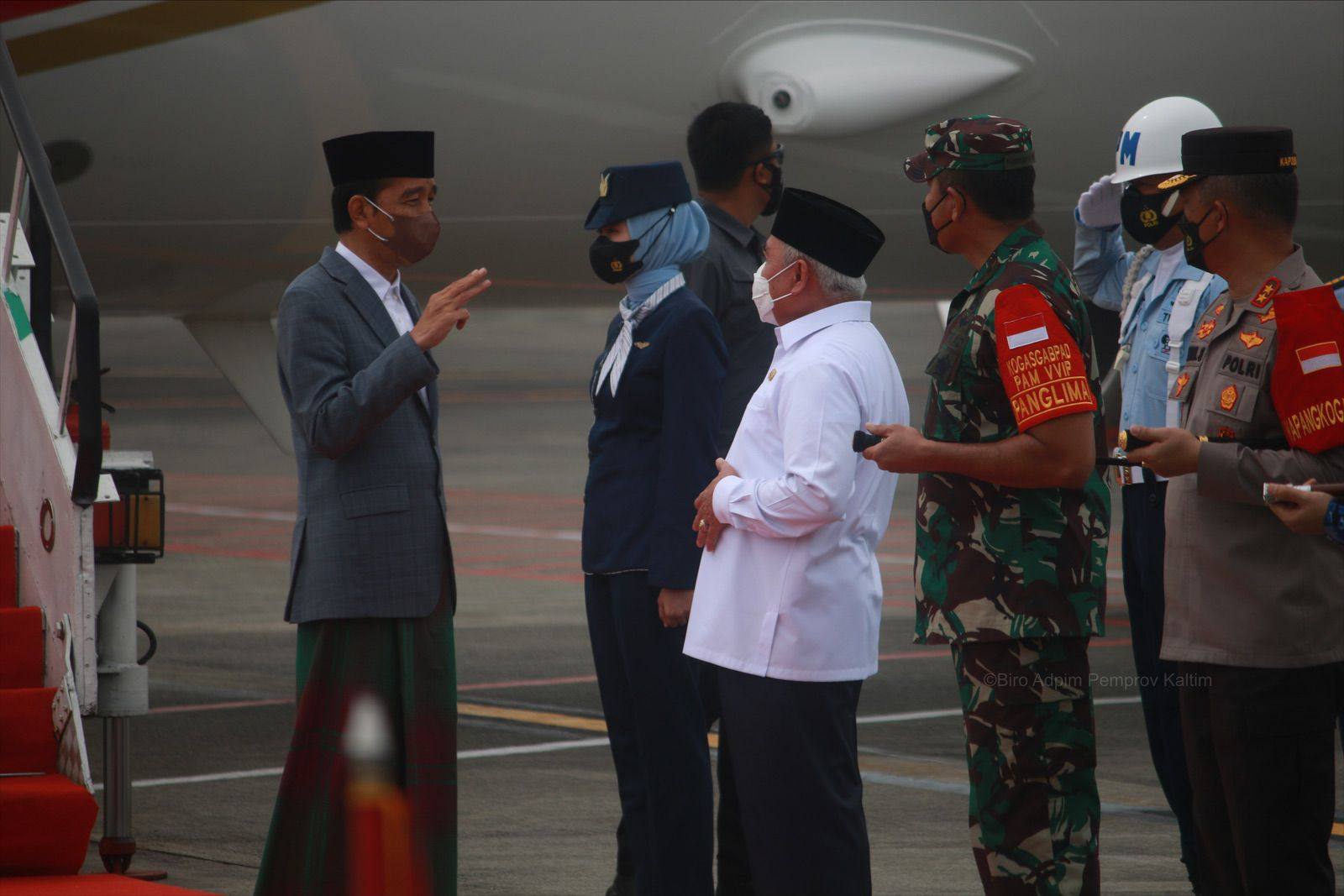 Presiden RI, Joko Widodo saat tiba di Bandara Internasional Sultan Aji Muhammad Sulaiman, Balikpapan di sambut Gubernur Kalimantan Timur, Isran Noor (baju putih) pada Senin (31/1/2022). (Istimewa).