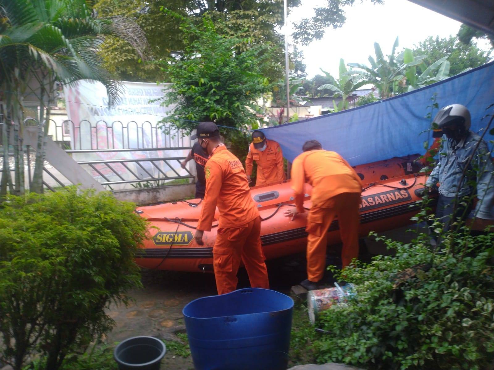Tim evakuasi dari Unit SAR Samarinda bergerak membantu evakuasi warga terdampak banjir di Kecamatan Kembang Janggut, Kukar. (Istimewa)