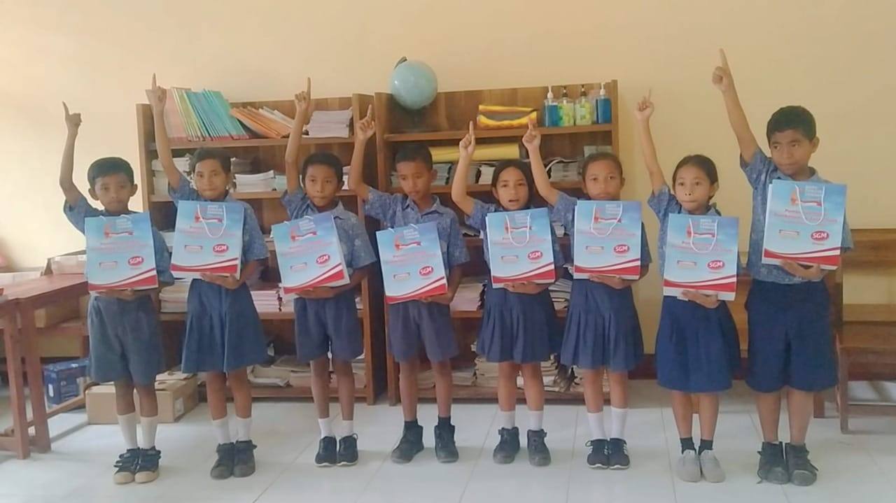 SGM Eksplor-Indomaret Salurkan Bantuan Pendidikan di 8 Kabupaten