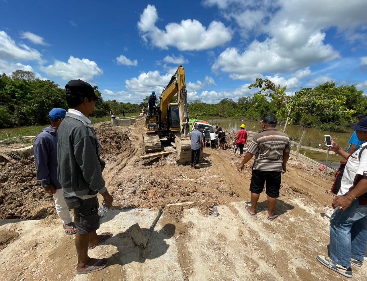 Rusak Berlumpur, Jalan di Desa Tuana Tuha Kenohan Kukar Mulai Diperbaiki