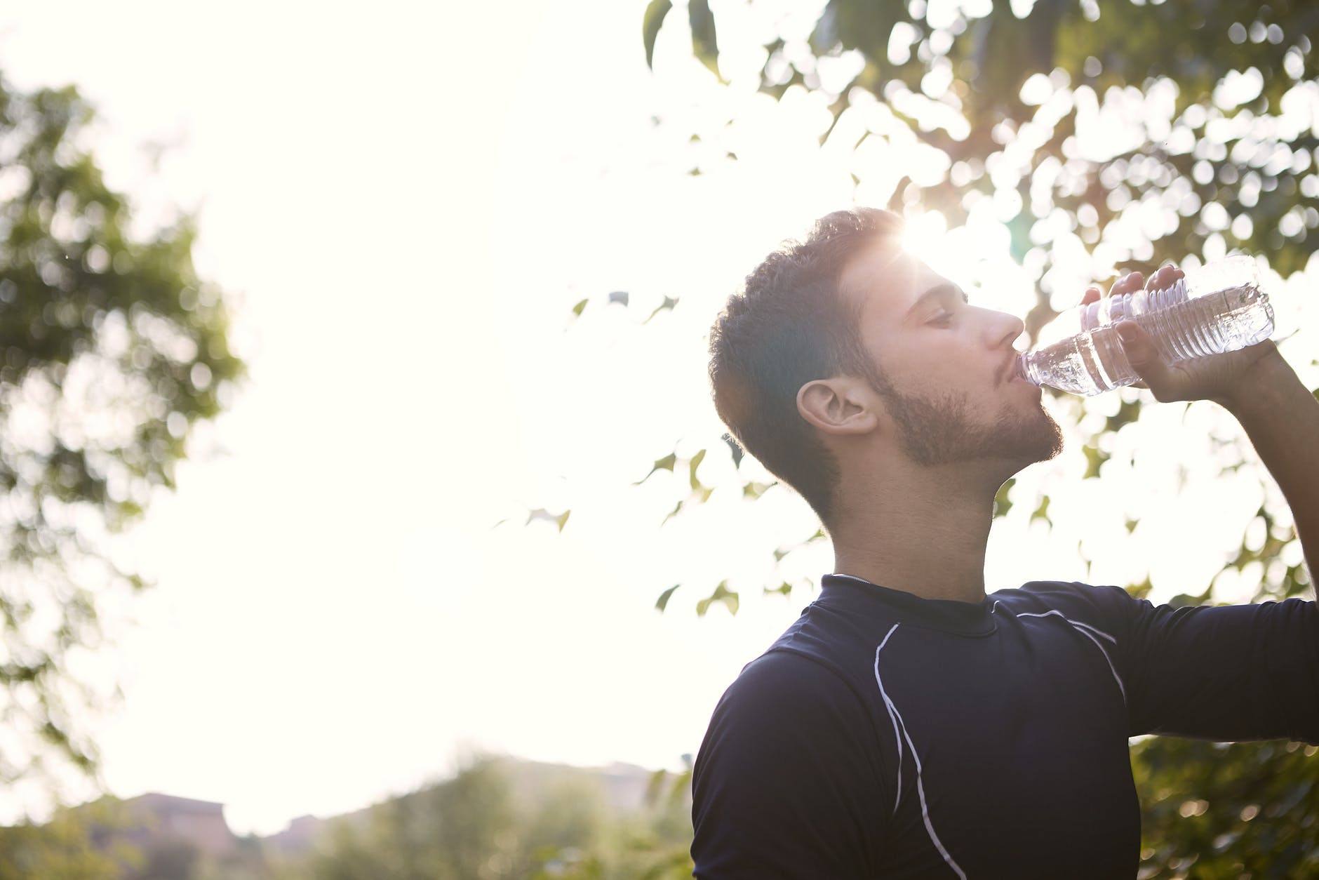 5 Cara Menjaga Tubuh Tetap Terhidrasi selama Berpuasa