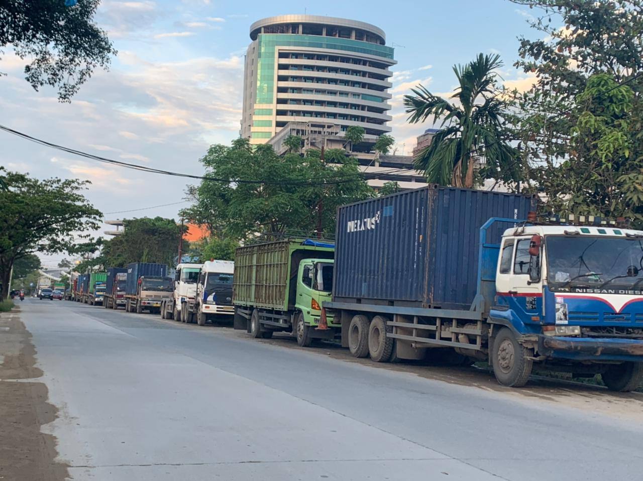 Antrean panjang truk kontainer di salah satu SPBU Sungai Kunjang, Selasa (29/3/2022).