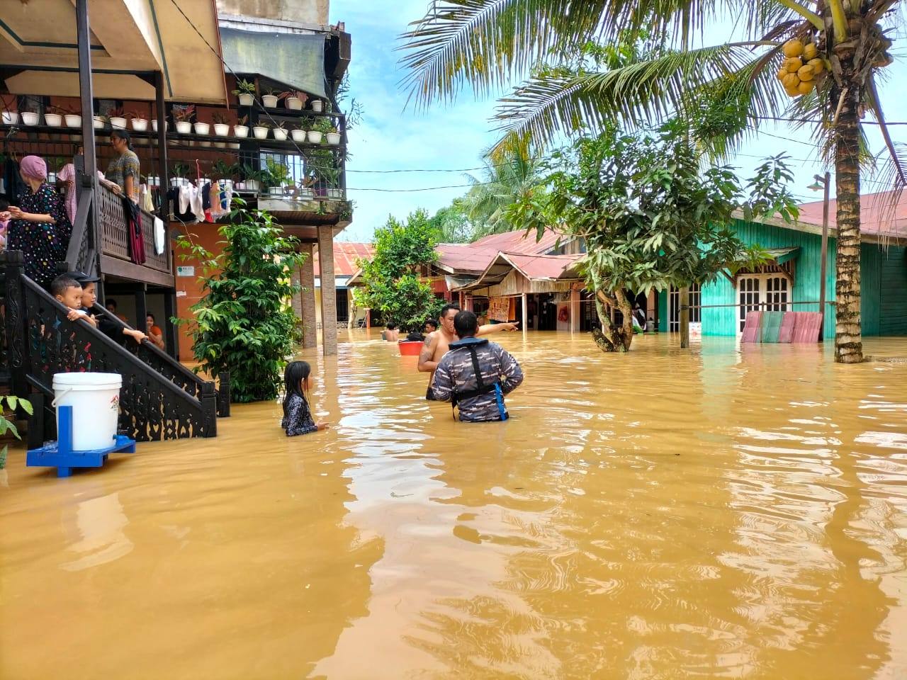 Hujan deras yang mengguyur sejumlah wilayah di Sangatta Utara dan Sangatta Selatan menyebabkan banjir setinggi lutut orang dewasa.