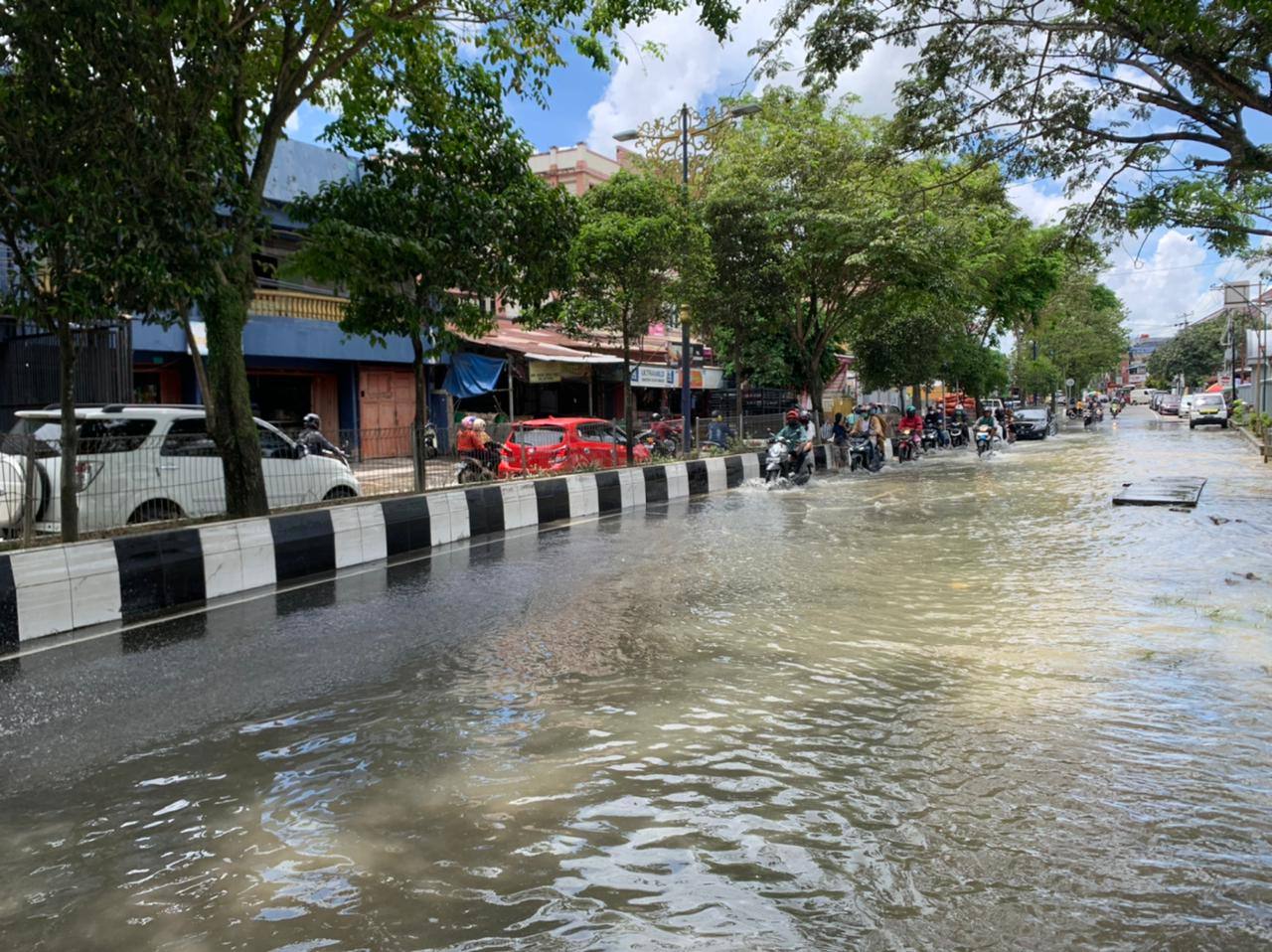 Banjir mulai menggenangi Jalan Dr Soetomo akibat meluapnya Sungai Karang Mumus, Selasa (21/3/2022). (Ibrahim/Kaltimtoday.co)