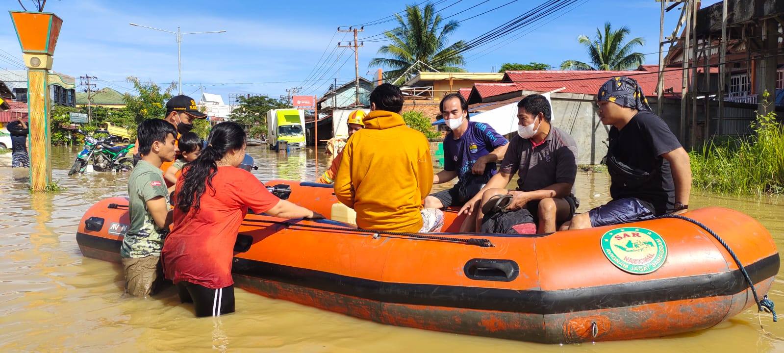 Basarnas membantu proses evakuasi warga terdampak banjir besar di dua kecamatan di Kutim. (Dok Basarnas Balikpapan)