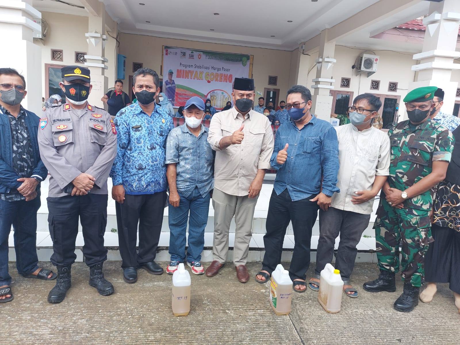 Bupati Kukar Tinjau Distribusi 16 Ribu Liter Minyak Goreng di Tenggarong