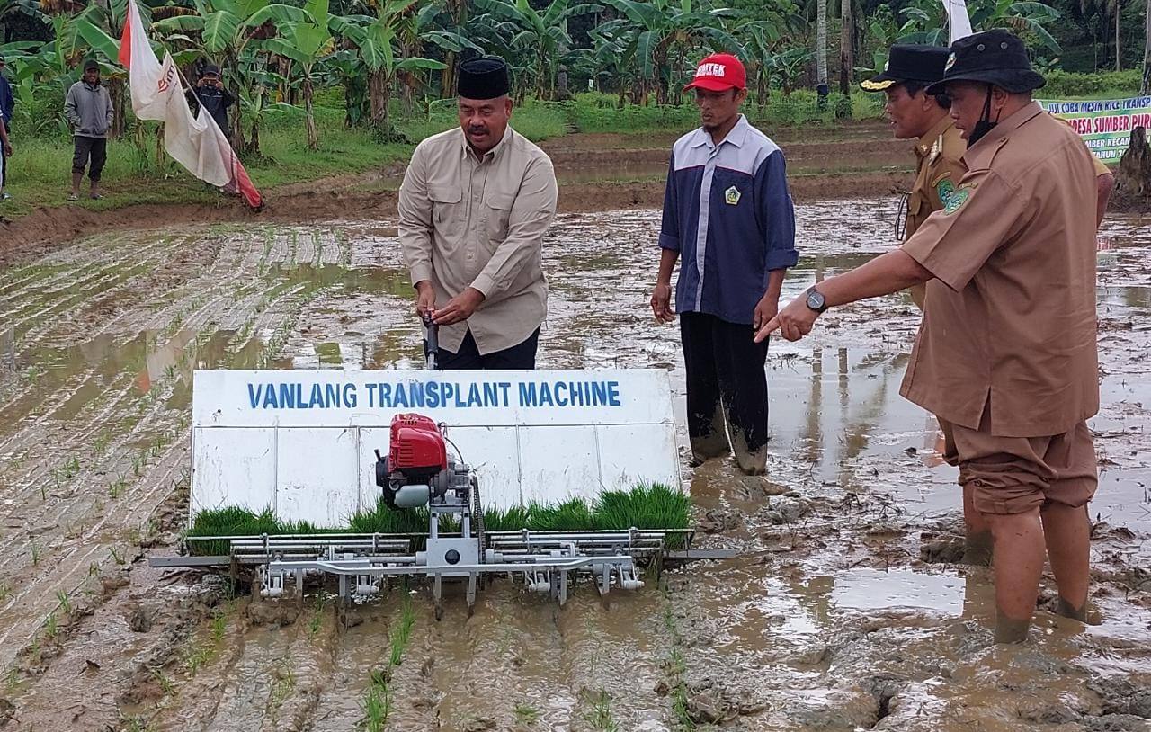 Bupati Kutai Kartanegara Edi Damansyah saat menanam padi mengunakan mesin tanam di Desa Loh Sumber. (Supri/Kaltimtoday.co).
