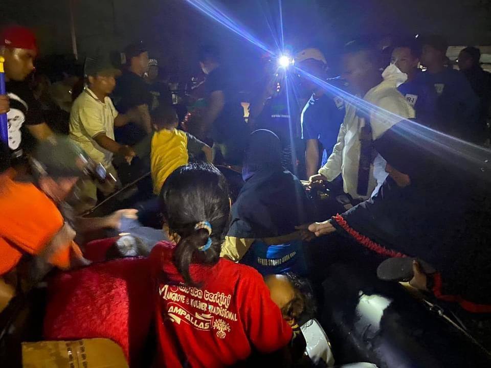 Evakuasi warga Kutai Timur yang terendam banjir oleh DPD Demokrat Kaltim.