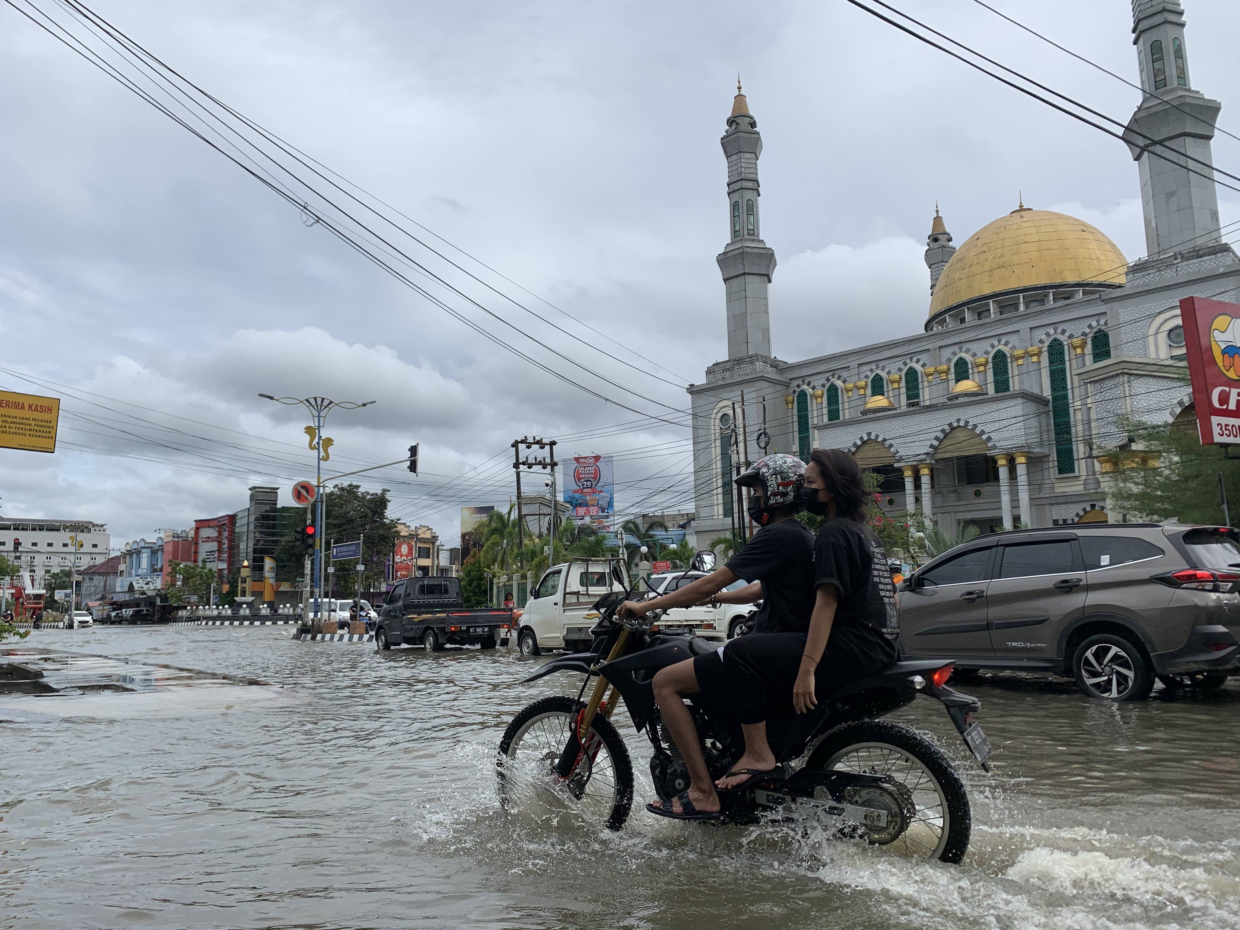Banjir menggenangi 4 kecamatan di Samarinda. Akibatnya aktivitas warga terganggu. (Ibrahim/Kaltimtoday.co)