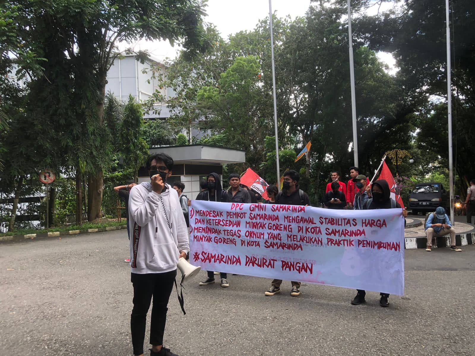 Mahasiswa dari GMNI Samarinda menggelar aksi menuntut Wali Kota Samarinda Andi Harun menstabilkan harga minyak goreng. (Istimewa)