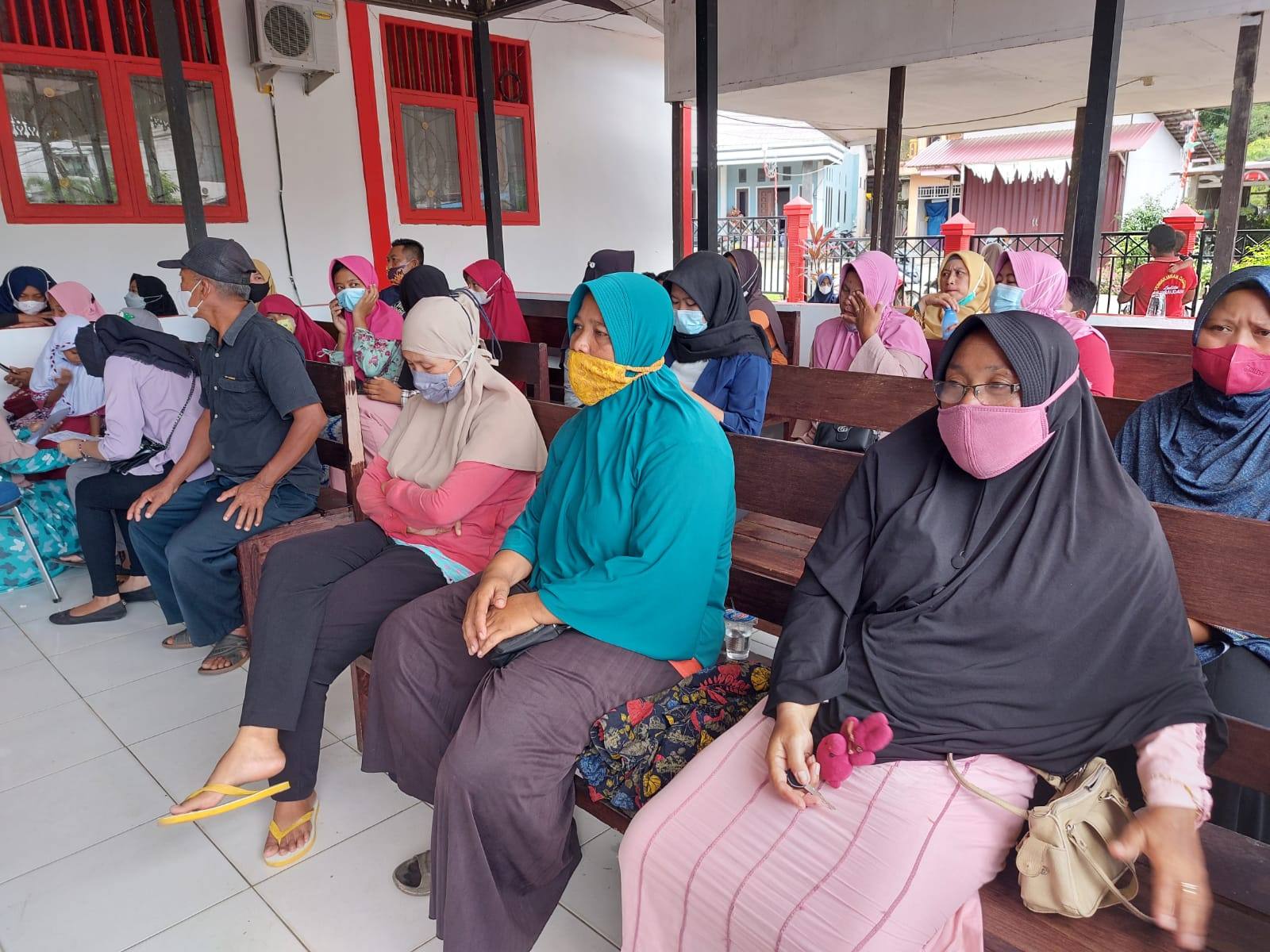 Masyarakat menunggu giliran vaksinasi di kantor Kelurahan Maluhu. (Supri/Kaltimtoday.co).