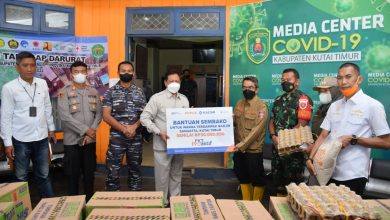 Bantuan untuk korban banjir di Kutim diserahkan langsung SVP Umum PKT Ardi Harto Mulyo ke Bupati Kutim Ardiansyah Sulaiman, Rabu (23/3/2022). (Dok PKT Bontang)