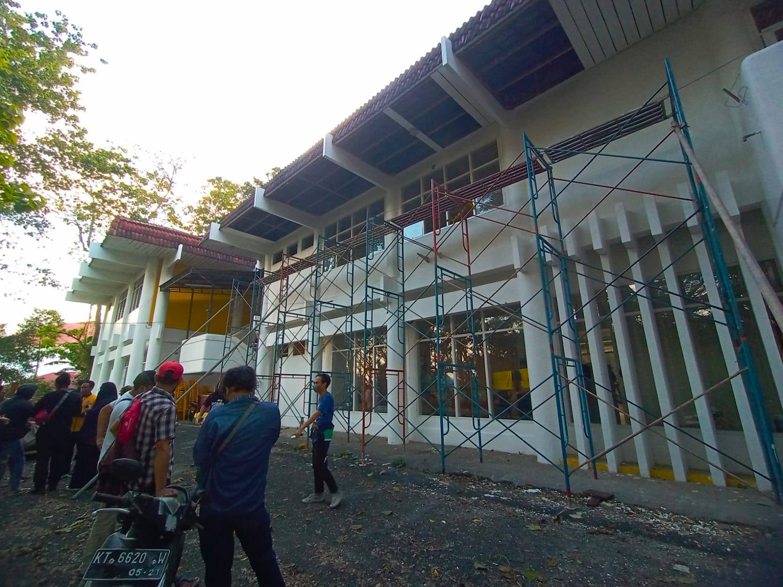 Tampak gedung sekretariat DPD Golkar Samarinda sudah mulai dicat dengan warna putih dan berdiri beberapa besi penyangga. (Yasmin/Kaltimtoday.co)