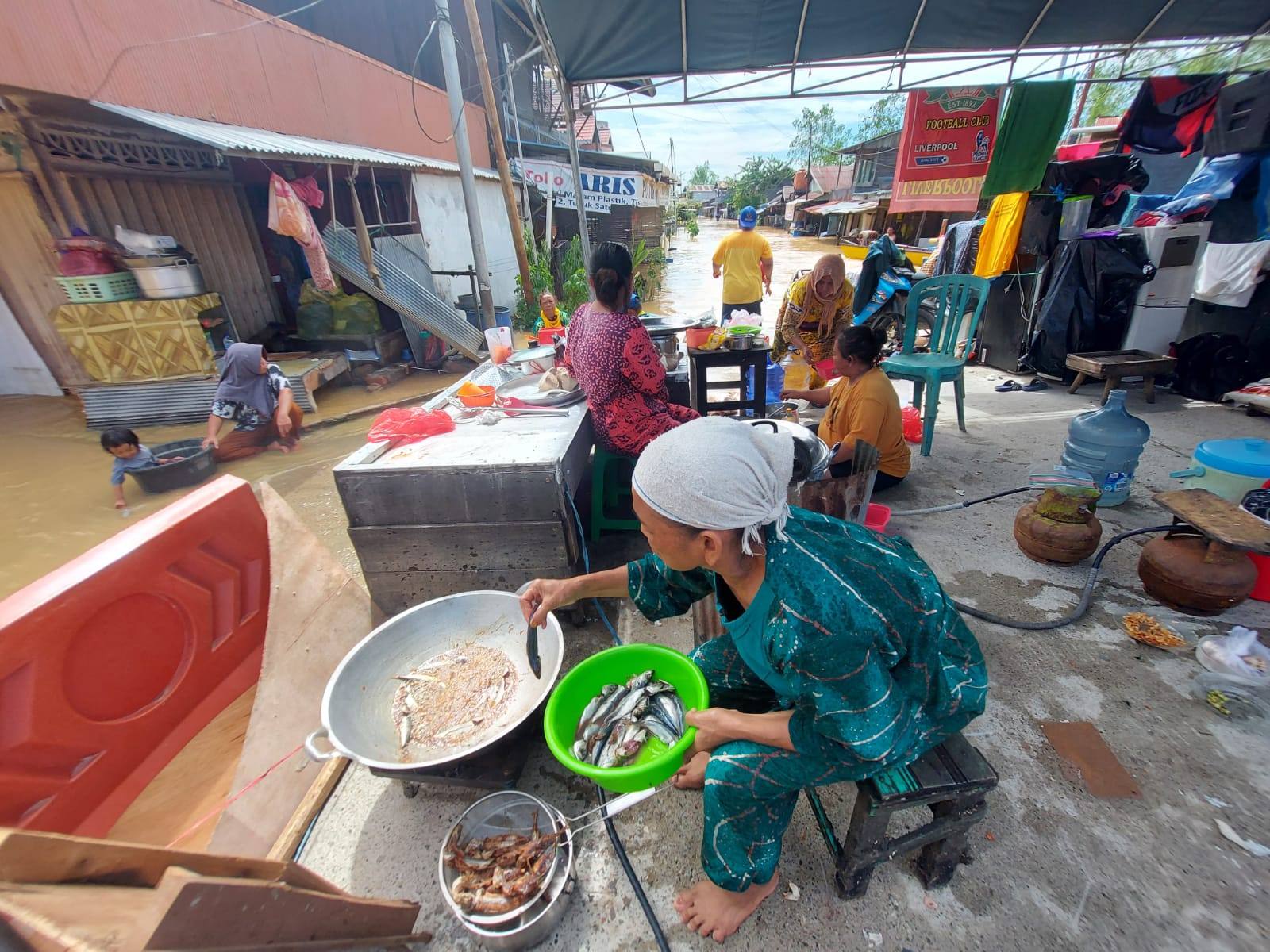 Warga mendirikan dapur umum di tengah banjir untuk memenuhi kebutuhan makanan selama bencana banjir besar di Kutim. (Dok Fraksi Rakyat Kaltim)