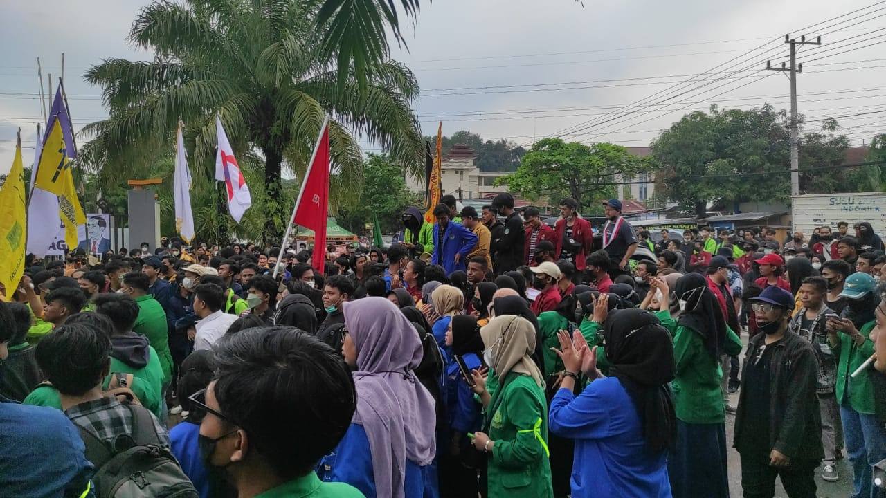 Ratusan mahasiswa menggelar aksi unjuk rasa di DPRD Kaltim. Mahasiswa menolak kenaikan PPN, BBM, dan perpanjangan masa jabatan presiden. (Istimewa)