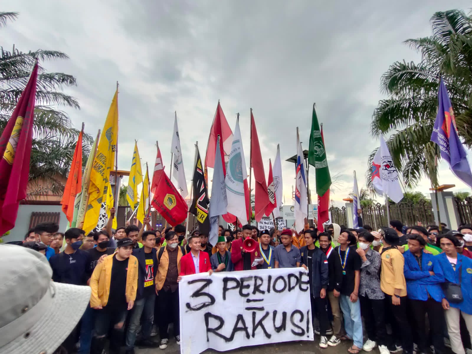 Ratusan Mahasiswa Unjuk Rasa di DPRD Kaltim: Tolak Kenaikan PPN, BBM, dan Perpanjangan Masa Jabatan Presiden